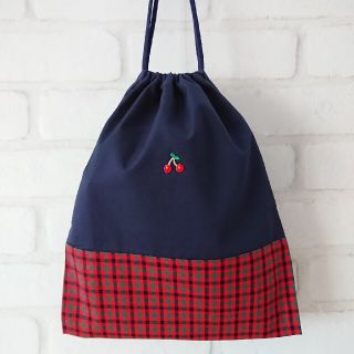 ファミリア(familiar)の【ハンドメイド】チェリーワッペン付給食袋 紺×赤チェック 巾着 入園入学通園通学(外出用品)