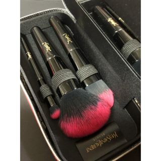 イヴサンローランボーテ(Yves Saint Laurent Beaute)の未使用 イヴサンローラン ボーテ メイクブラシ セット 値下げ(チーク/フェイスブラシ)