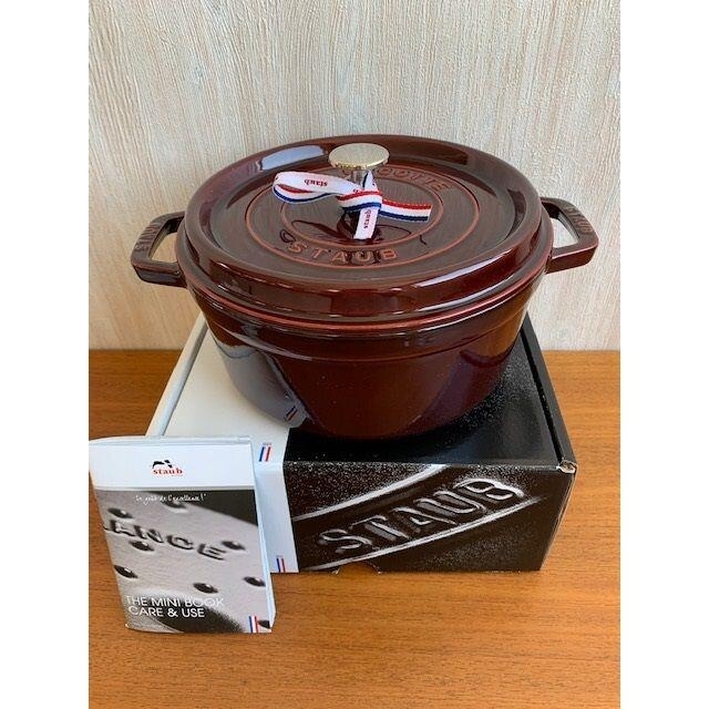 STAUB(ストウブ)の値下済【236】ストウブ  ピコ ココット ラウンド 24cm マジョリカレッド インテリア/住まい/日用品のキッチン/食器(鍋/フライパン)の商品写真