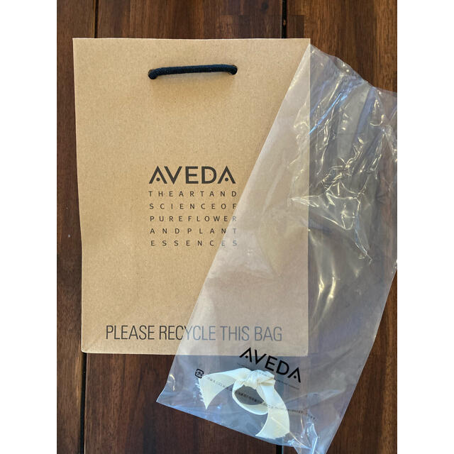 AVEDA(アヴェダ)のAVEDA  アヴェダ　ショッパー　ショップ袋　パドルブラシ用ラッピング　紙袋 レディースのバッグ(ショップ袋)の商品写真