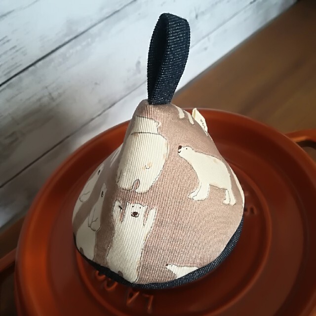 STAUB(ストウブ)の✧SALE✧三角鍋つかみ✧　しろくまベージュ　北欧風 ハンドメイドの生活雑貨(キッチン小物)の商品写真