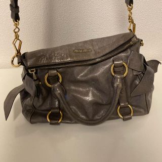 ミュウミュウ(miumiu)のmiumiu バッグ　グレー　りぼん(ハンドバッグ)