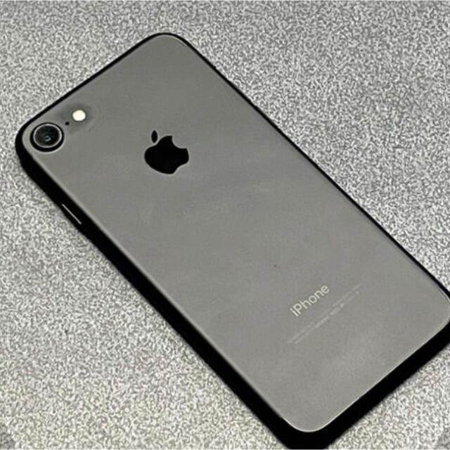 Apple(アップル)のiPhone7 32GB au Ｃグレード品 スマホ/家電/カメラのスマートフォン/携帯電話(スマートフォン本体)の商品写真