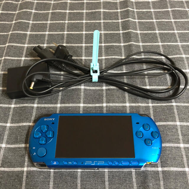 PlayStation Portable(プレイステーションポータブル)のプレイステーションポータブル本体 PSP-3000 ブルー ソフト2本付き エンタメ/ホビーのゲームソフト/ゲーム機本体(携帯用ゲーム機本体)の商品写真