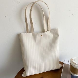 ザラ(ZARA)のトートバッグ　白　ハンドバッグ  プリーツ風　エコレザー　大人かわいい(トートバッグ)