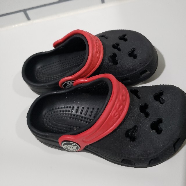 crocs(クロックス)のクロックス　ミッキー　ブラック　6c7 キッズ/ベビー/マタニティのベビー靴/シューズ(~14cm)(サンダル)の商品写真