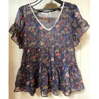 フォーエバートゥエンティーワン(FOREVER 21)の花柄　トップス(カットソー(半袖/袖なし))