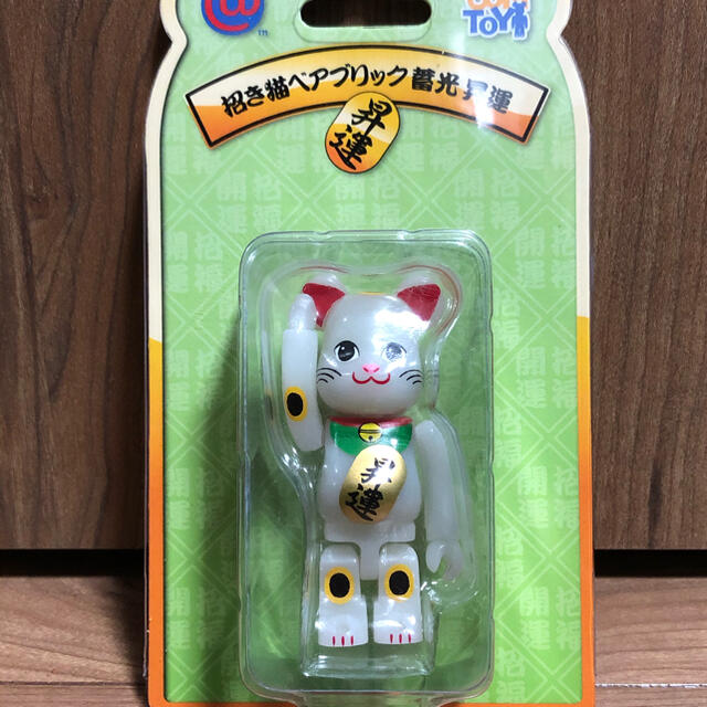 MEDICOM TOY(メディコムトイ)の招き猫　蓄光　ベアブリック　昇運 エンタメ/ホビーのフィギュア(その他)の商品写真