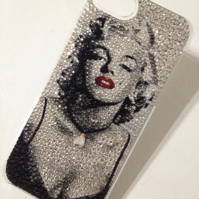 SWAROVSKI(スワロフスキー)のマリリンモンロー  デコケース スマホ/家電/カメラのスマホアクセサリー(iPhoneケース)の商品写真