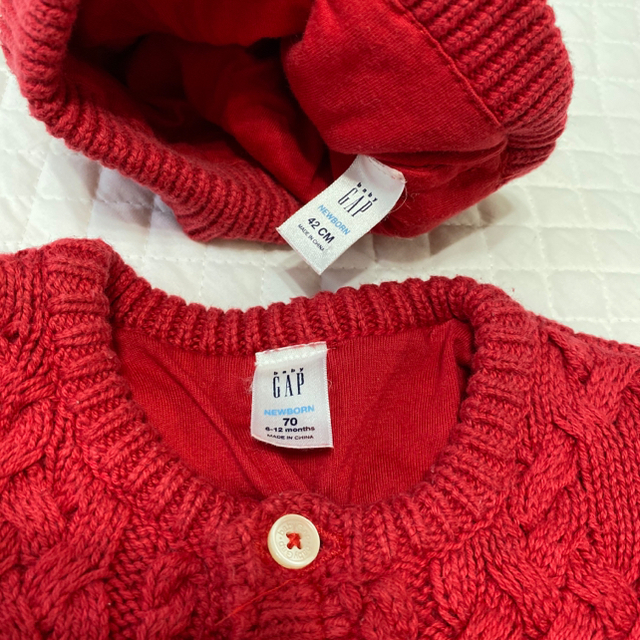 babyGAP(ベビーギャップ)のbabygap 赤　ケーブルニット　カバーオール　ニット帽　ベビー服　冬服　くま キッズ/ベビー/マタニティのベビー服(~85cm)(カバーオール)の商品写真