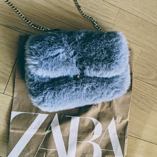 ZARA(ザラ)のZARA フェイクファークロスボディバッグ レディースのファッション小物(その他)の商品写真