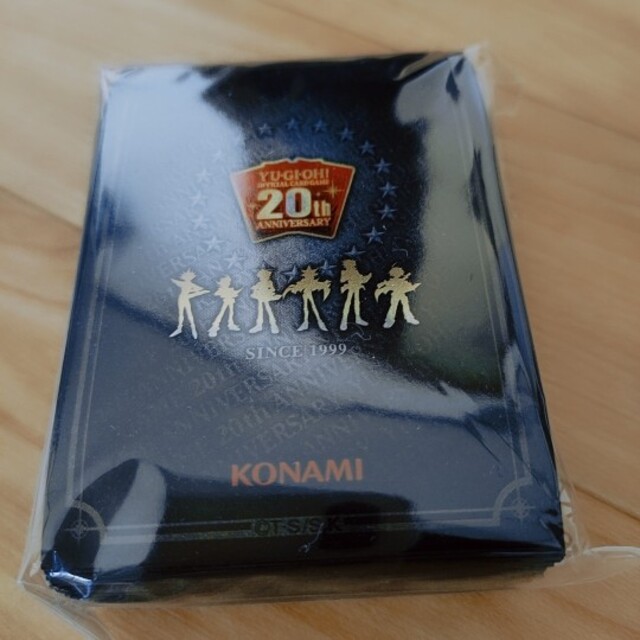 KONAMI(コナミ)の新品　20th ANNIVERSARY特製カードプロテクタ　スリーブ100枚 エンタメ/ホビーのトレーディングカード(カードサプライ/アクセサリ)の商品写真