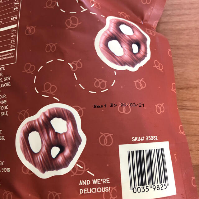 Trader Joe's チョコプレッツェル　2つ 食品/飲料/酒の食品(菓子/デザート)の商品写真