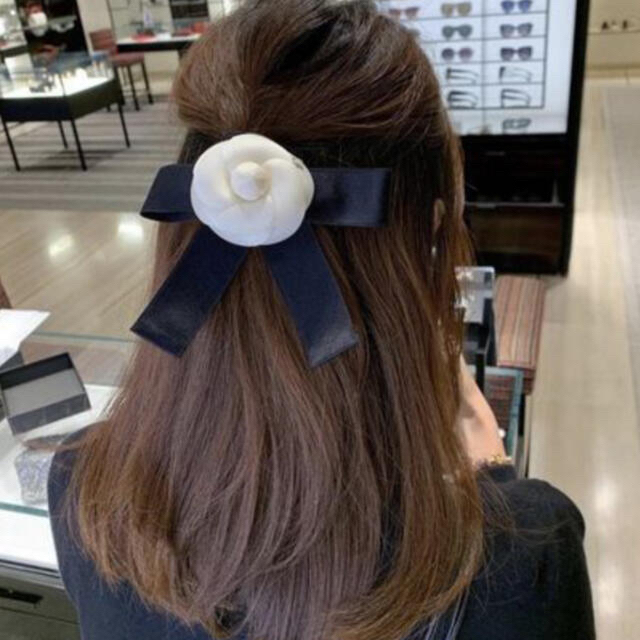 CHANEL(シャネル)のCHANEL リボン カメリア バレッタ レディースのヘアアクセサリー(バレッタ/ヘアクリップ)の商品写真