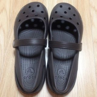 クロックス(crocs)のクロックスサンダル新品ブラウンW8(サンダル)