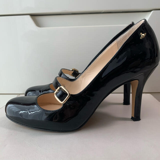 Vivienne Westwood(ヴィヴィアンウエストウッド)のヴィヴィアンウエストウッド　ブラックパテントパンプス レディースの靴/シューズ(ハイヒール/パンプス)の商品写真