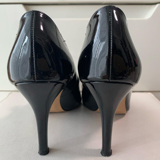 Vivienne Westwood(ヴィヴィアンウエストウッド)のヴィヴィアンウエストウッド　ブラックパテントパンプス レディースの靴/シューズ(ハイヒール/パンプス)の商品写真