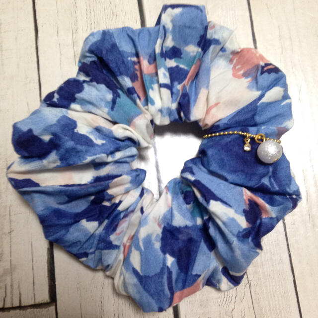 パールストーンチャーム付き水彩グラデーション花柄シュシュ ブルー c-150 ハンドメイドのアクセサリー(ヘアアクセサリー)の商品写真