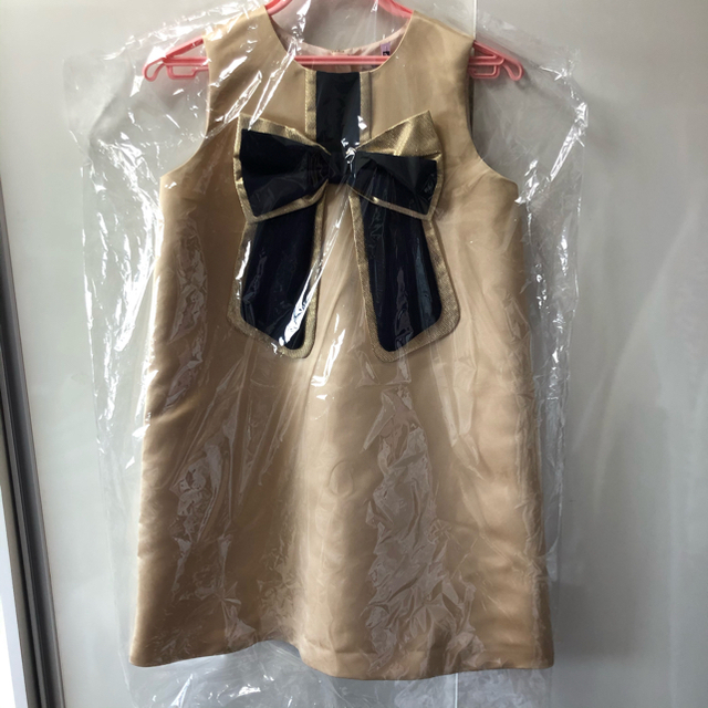 MONNALISA(モナリザ)のハックルボーンズ ロンドン Gold Satin Shift Dress 12y キッズ/ベビー/マタニティのキッズ服女の子用(90cm~)(ワンピース)の商品写真