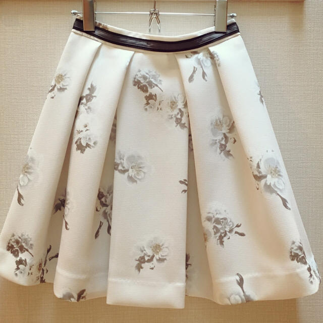 Rirandture(リランドチュール)の新品♡マギー着用♡リアルフラワースカート レディースのスカート(ひざ丈スカート)の商品写真