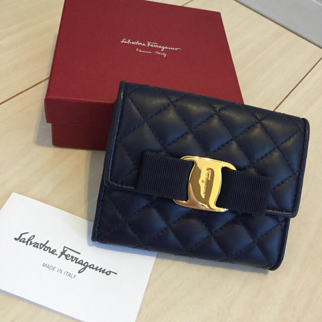 Salvatore Ferragamo(サルヴァトーレフェラガモ)のフェラガモ 財布  ネイビー レディースのファッション小物(財布)の商品写真