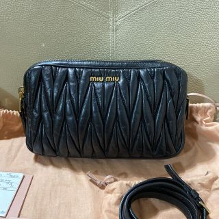 ミュウミュウ(miumiu)のミュウミュウ ショルダーバッグ ブラック NERO 超美品(ショルダーバッグ)