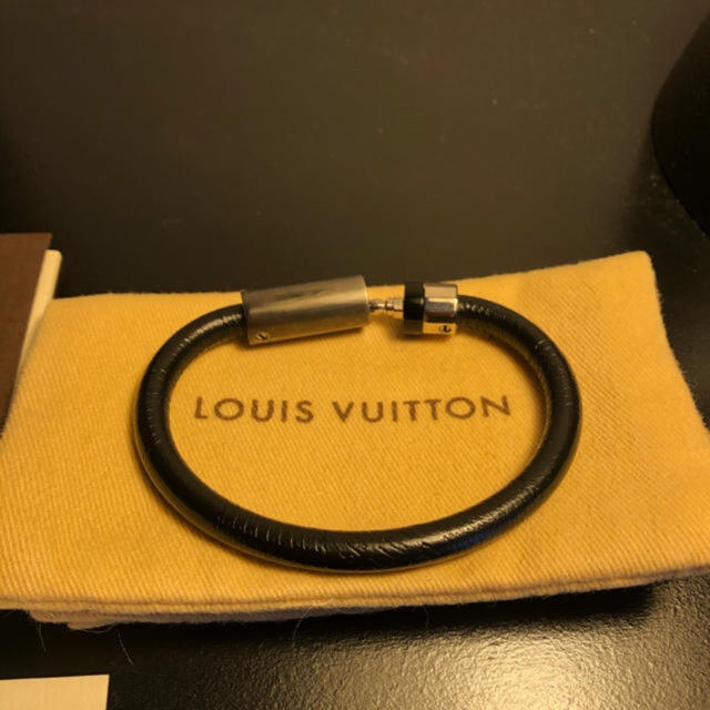 LOUIS VUITTON(ルイヴィトン)のルイヴィトン　LOUIS VUITTON レザーブレスレット レディースのアクセサリー(ブレスレット/バングル)の商品写真