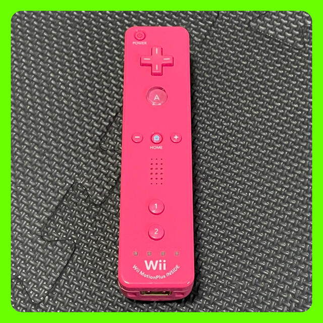 Wii(ウィー)の【値下げ】ニンテンドーWiiリモコンプラス　ピンク エンタメ/ホビーのゲームソフト/ゲーム機本体(家庭用ゲーム機本体)の商品写真