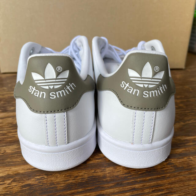 adidas(アディダス)の新品未使用　adidas stan smithアディダス スタンスミス カーキ メンズの靴/シューズ(スニーカー)の商品写真