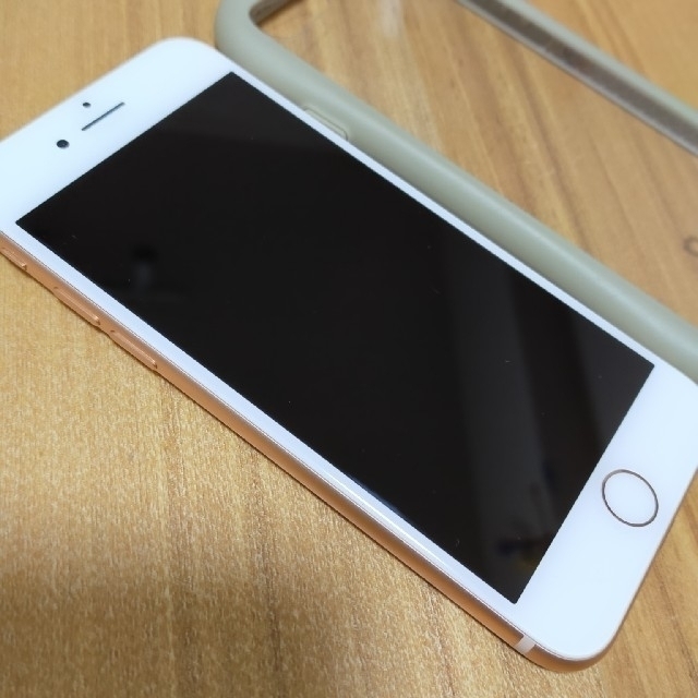 iPhone(アイフォーン)の⭐⭐　iPhone8 シムフリー　64GB　ゴールド スマホ/家電/カメラのスマートフォン/携帯電話(スマートフォン本体)の商品写真