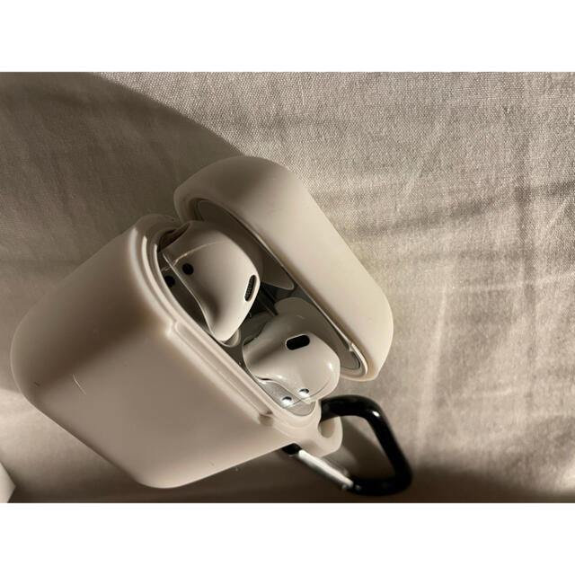 Apple(アップル)のAirPods2 砂鉄カバー付き スマホ/家電/カメラのオーディオ機器(ヘッドフォン/イヤフォン)の商品写真