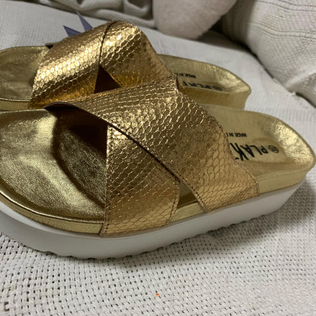 UNITED ARROWS(ユナイテッドアローズ)のプラクトン ゴールドメタリックサンダル タグ付き新品未使用品 US37 レディースの靴/シューズ(サンダル)の商品写真