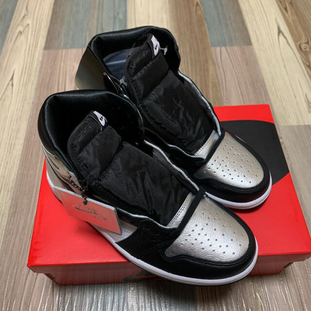 NIKE(ナイキ)の23.5 NIKE ウィメンズ エアジョーダン1 Silver Toe レディースの靴/シューズ(スニーカー)の商品写真