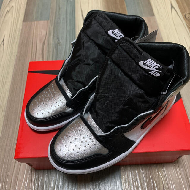 NIKE(ナイキ)の23.5 NIKE ウィメンズ エアジョーダン1 Silver Toe レディースの靴/シューズ(スニーカー)の商品写真