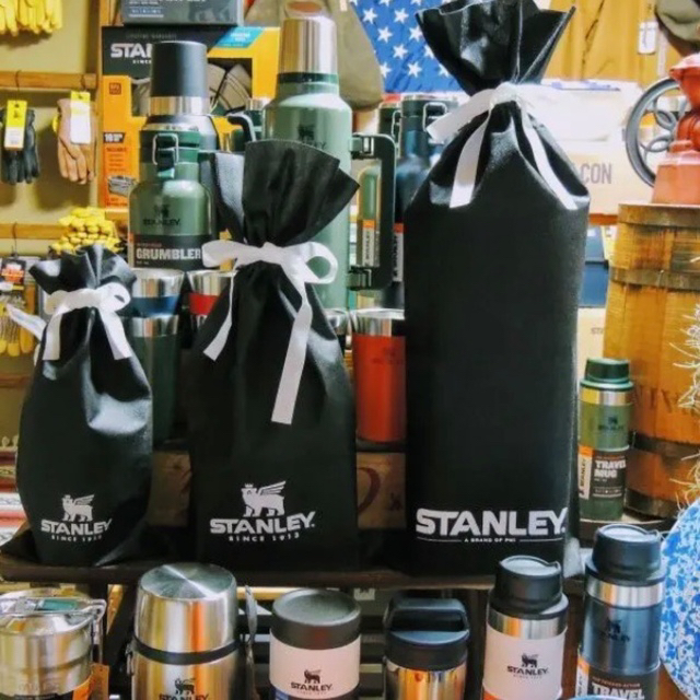 Stanley(スタンレー)のスタンレーSTANLEYスタッキング真空パイント2個セット☆ブラック＆ホワイト スポーツ/アウトドアのアウトドア(食器)の商品写真