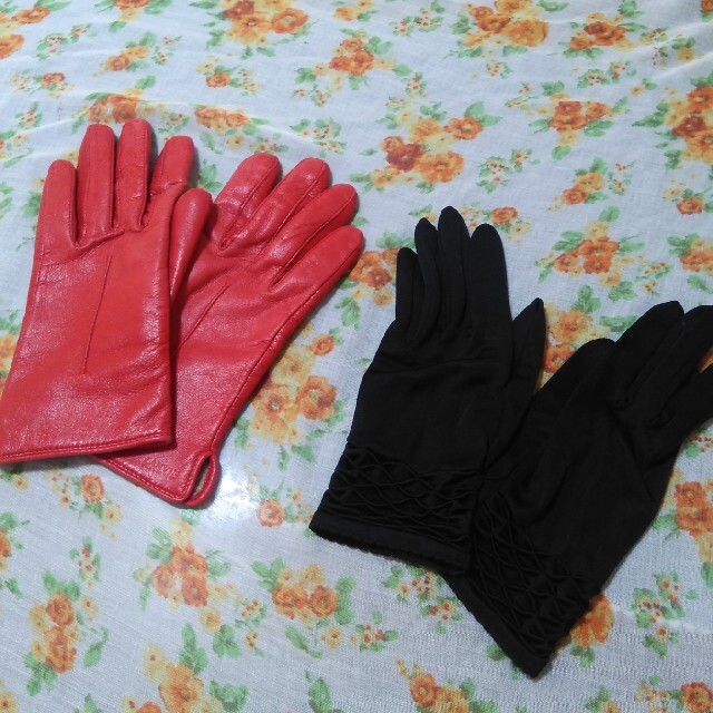 LANVIN(ランバン)のむらさき様専用女性用手袋　★黒と赤 レディースのファッション小物(手袋)の商品写真