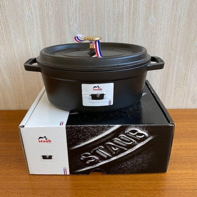 STAUB(ストウブ)の値下済【244】ストウブ ピコ ココット オーバル 23cm black インテリア/住まい/日用品のキッチン/食器(鍋/フライパン)の商品写真