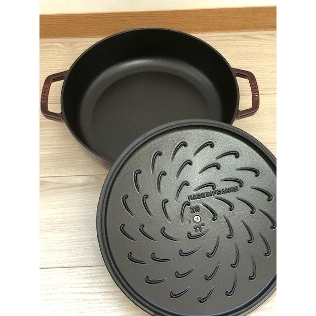 STAUB(ストウブ)の値下済【246】ストウブ  ブレイザーソテーパン 28cmマジョリカレッド インテリア/住まい/日用品のキッチン/食器(鍋/フライパン)の商品写真