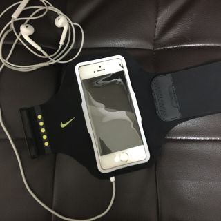 ナイキ(NIKE)の♡NIKE iphone5s用 スポーツアクセサリー♡(その他)