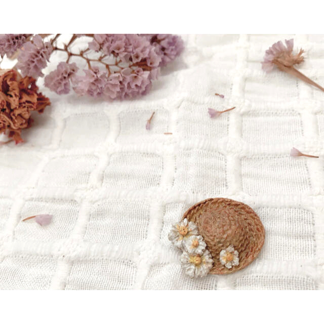 陶器　花と麦わら帽子　ヘアゴム　ポニーフック　ブローチ ハンドメイドのアクセサリー(ヘアアクセサリー)の商品写真