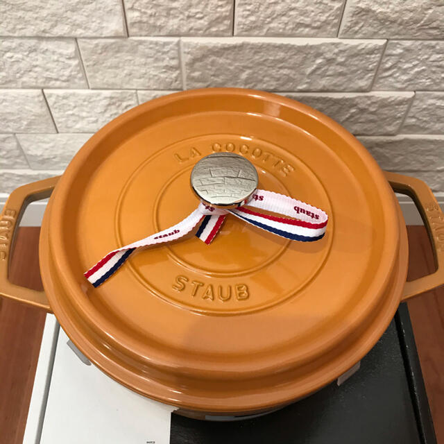 STAUB(ストウブ)のストウブ  ココット ラウンド マスタード 22cm STAUB インテリア/住まい/日用品のキッチン/食器(鍋/フライパン)の商品写真