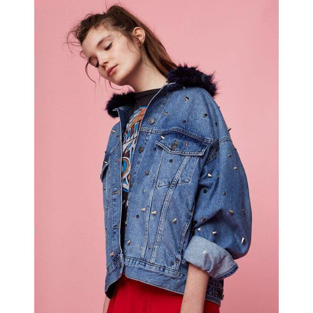 PULL&BEAR フェイクファー付き スタッズ デニムジャケット Gジャン レディースのジャケット/アウター(Gジャン/デニムジャケット)の商品写真