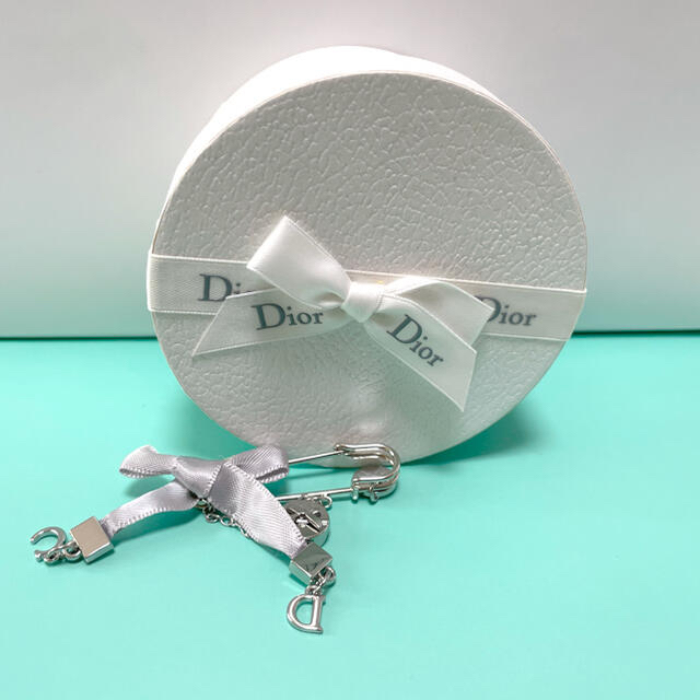 Dior(ディオール)のDior 未発売　ブローチ レディースのアクセサリー(ブローチ/コサージュ)の商品写真