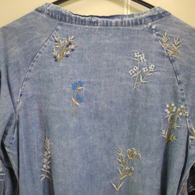 Design Tshirts Store graniph(グラニフ)のグラニフ(graniph) 刺繍 デニム シャツ ガウン レディースのトップス(シャツ/ブラウス(長袖/七分))の商品写真