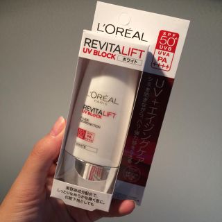 レブロン(REVLON)のリバイタルリフト UVブロック ホワイト(化粧下地)