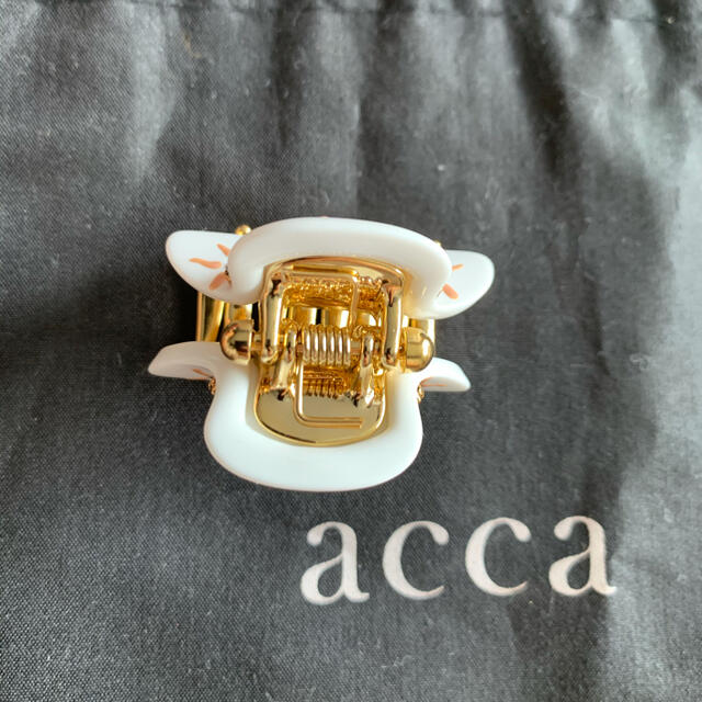 acca(アッカ)のacca アッカ ヘアクリップ　小　限定モデル　白 レディースのヘアアクセサリー(バレッタ/ヘアクリップ)の商品写真