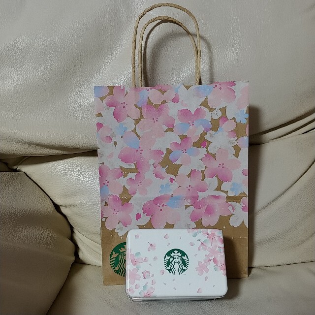 Starbucks Coffee(スターバックスコーヒー)のスタバ さくら&ベリーチョコレート クッキー2021.7.10 食品/飲料/酒の食品(菓子/デザート)の商品写真