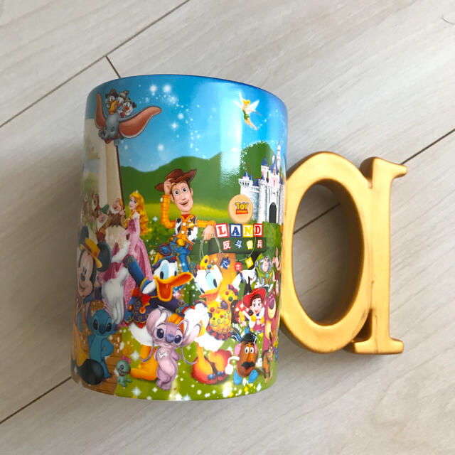 Disney(ディズニー)の【新品】香港　ディズニー　マグカップ インテリア/住まい/日用品のキッチン/食器(グラス/カップ)の商品写真