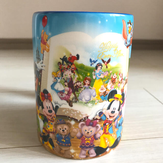 Disney(ディズニー)の【新品】香港　ディズニー　マグカップ インテリア/住まい/日用品のキッチン/食器(グラス/カップ)の商品写真