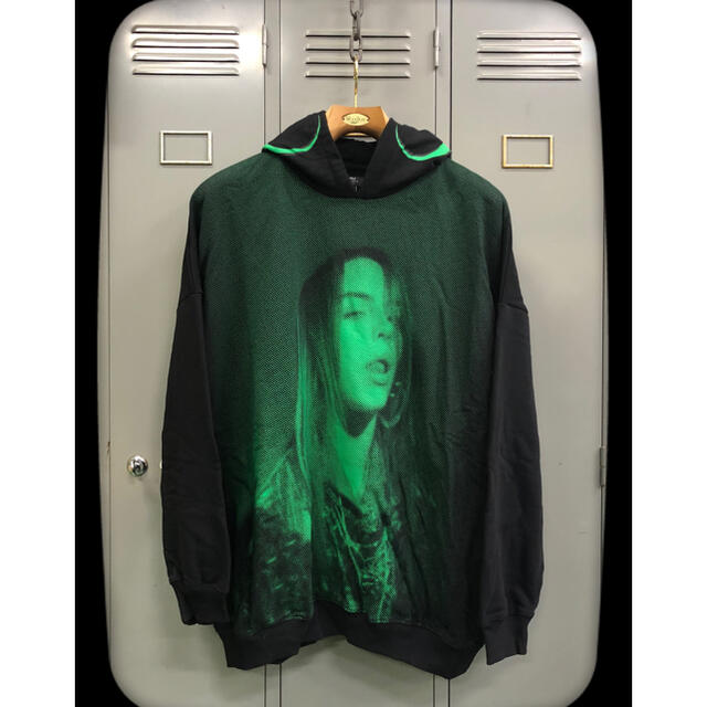 Bershka(ベルシュカ)のBillie Eilish × Bershka HOODIE レディースのトップス(パーカー)の商品写真